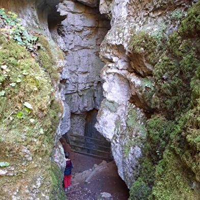 Sentier karstique du grand bois et grotte Maëva