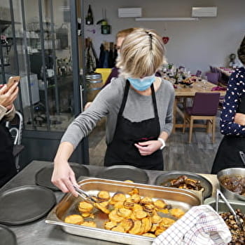 Cours de cuisine entre amis avec une ambiance - 