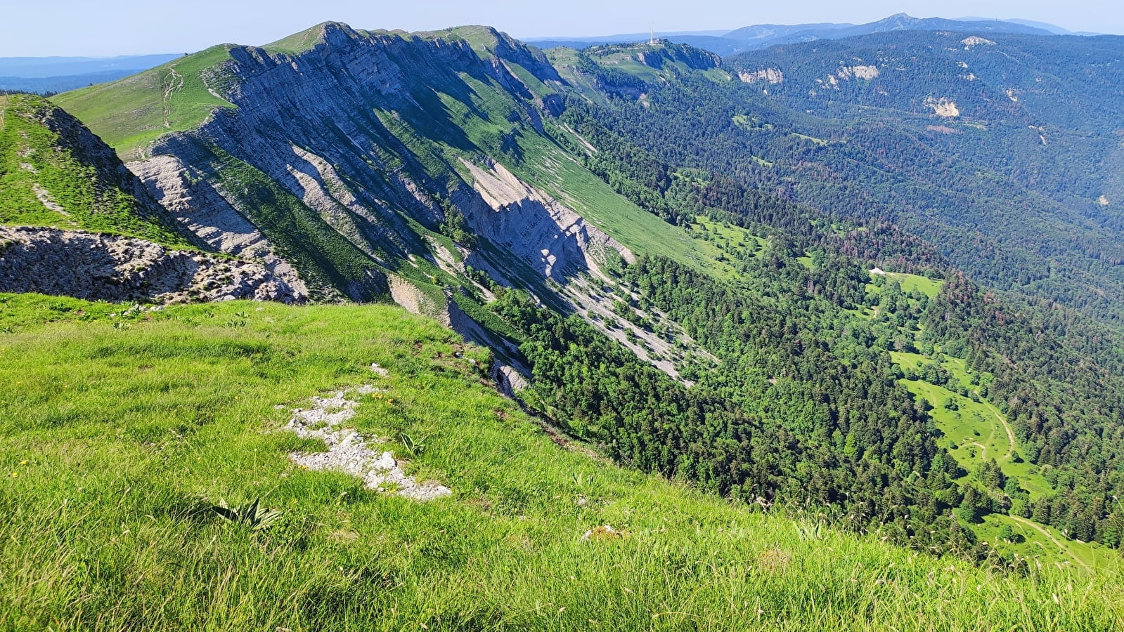 Randonnée itinérante : Mijoux -Chézery-Forens par la Haute Chaîne du Jura