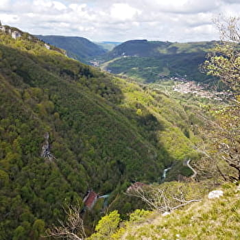 Source de la Loue et Aiguillons de Brasse - OUHANS