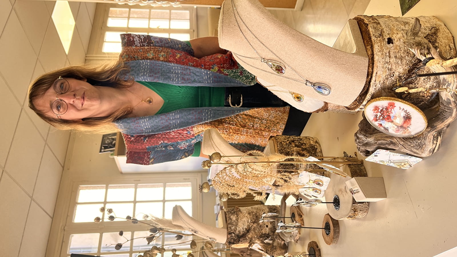 Achillée s'invite dans la vitrine de l'office de tourisme