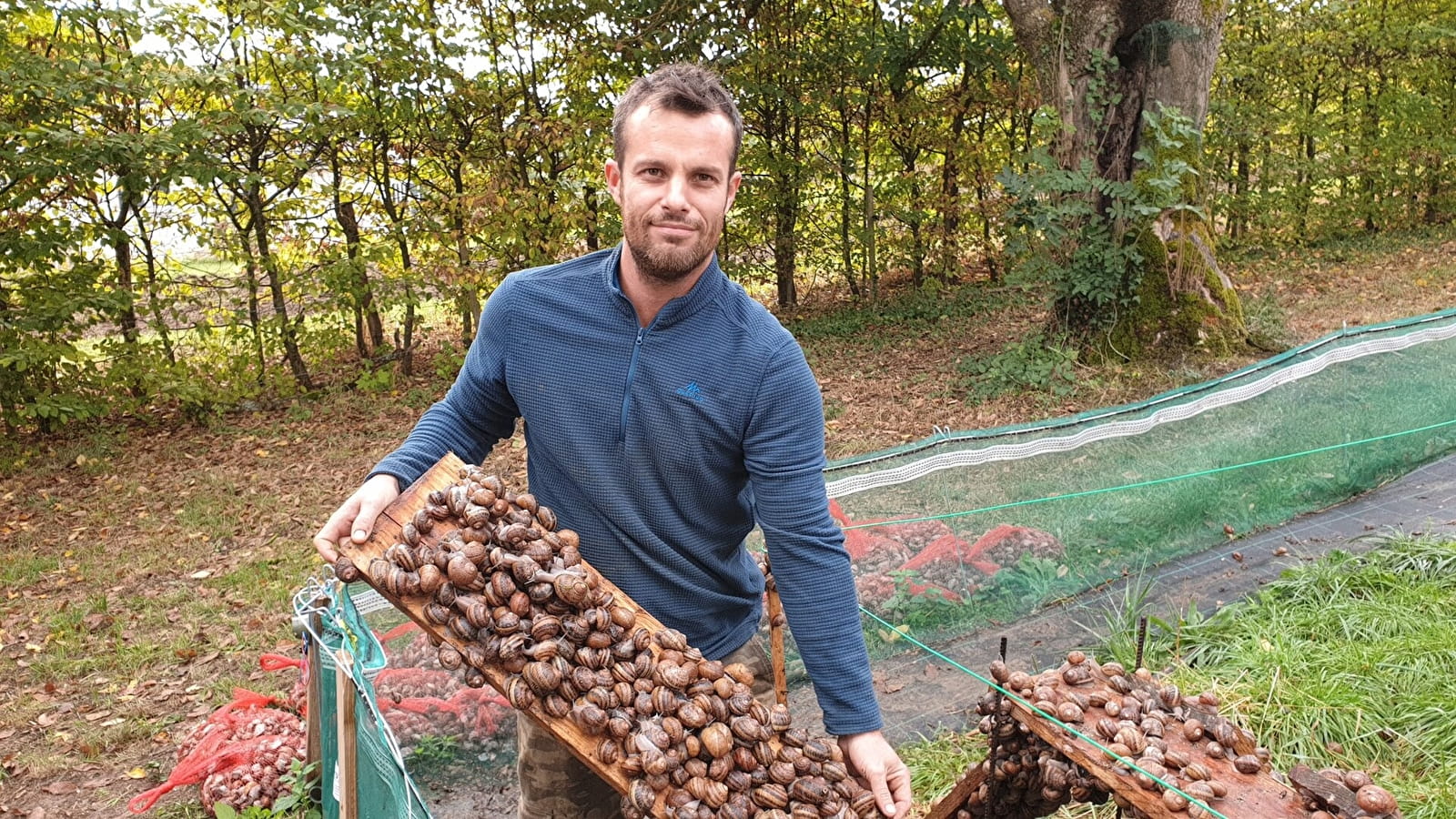 Goûter les croquilles à l'escargot