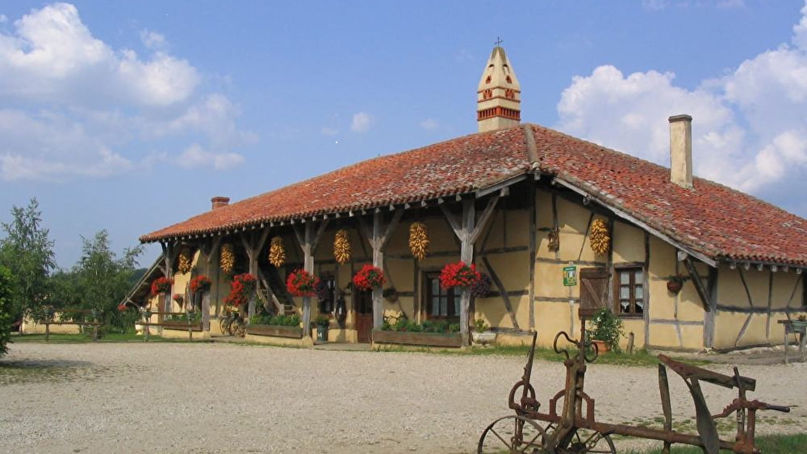 Randonnée - St Trivier de Courtes et les cheminées sarrasines