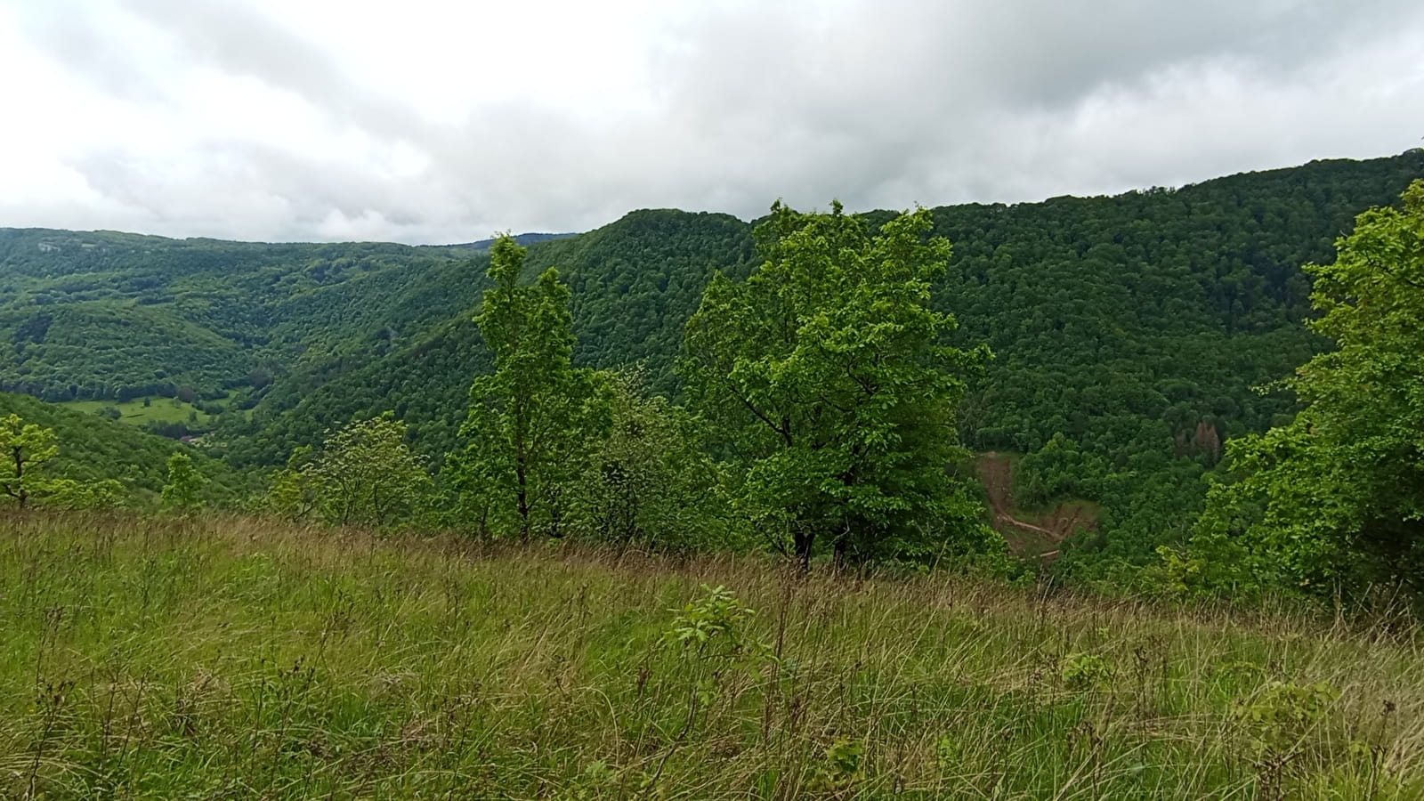 Sentier du tombeau de Gargantua