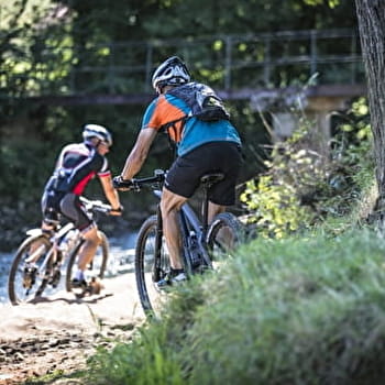En passant sous le pont - MELAY