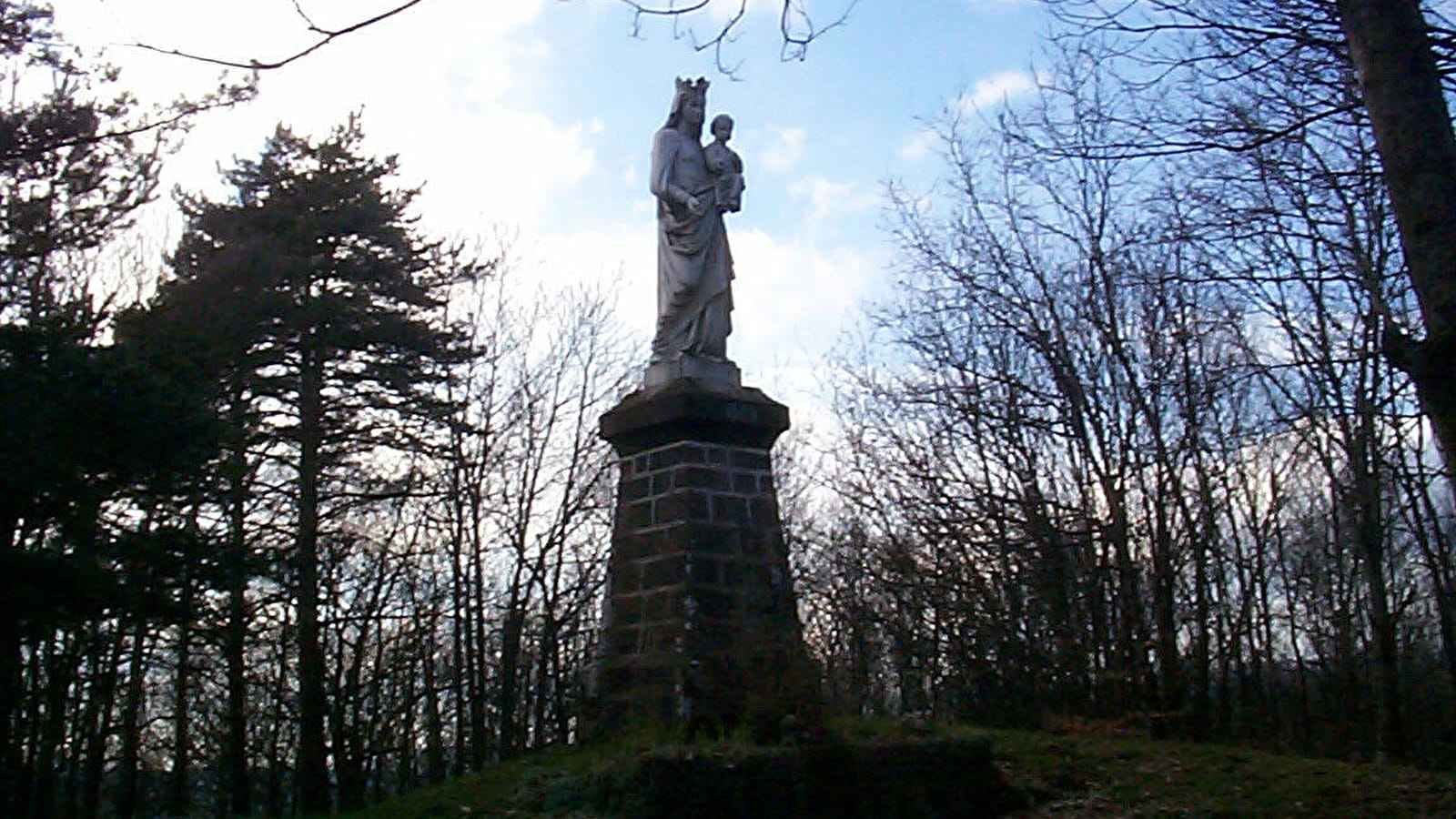 Sous le regard de Notre-Dame