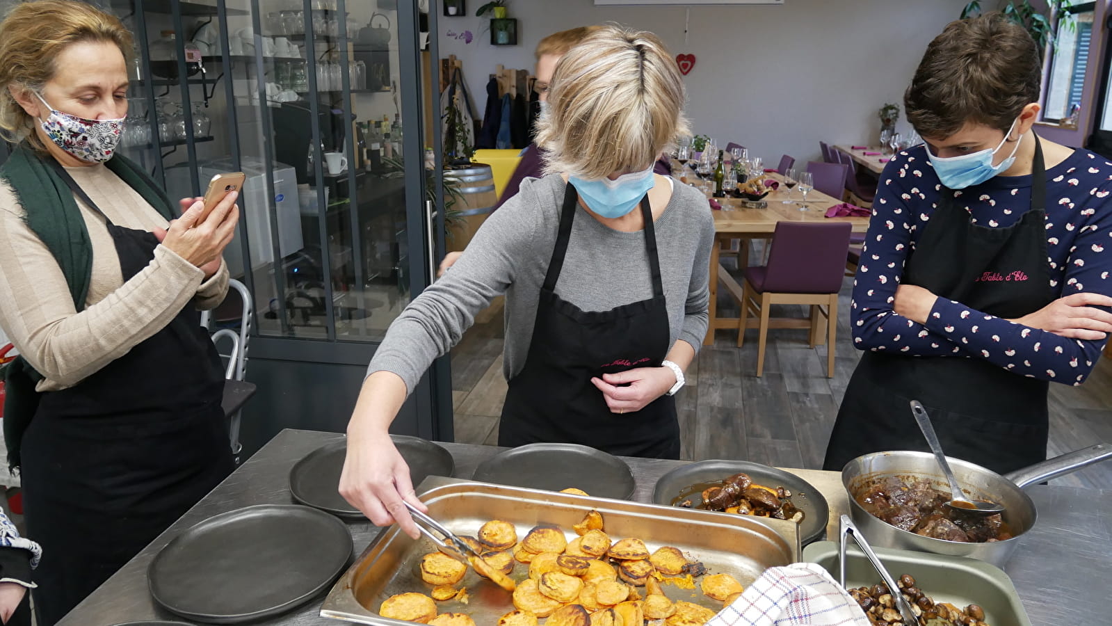 Cours de cuisine entre amis avec une ambiance
