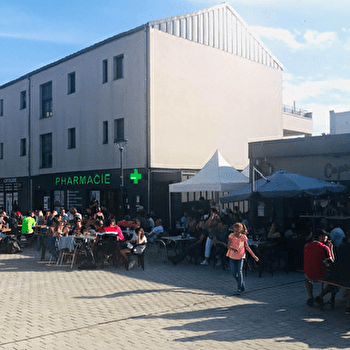 Boire un verre sur une terasse pleine d'ambiance -