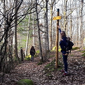 Petits ponts de granit sur la rivière Romanée et Pierres de Légendes de Saint-Martin - SAINT-GERMAIN-DE-MODEON