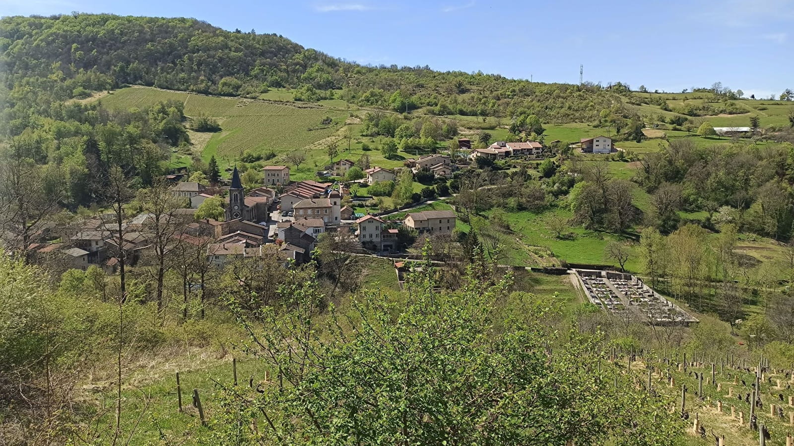 Boucle pédestre par le château de Varey
