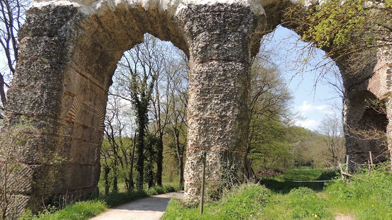 Balade vers le pont siphon du Garon de l'Aqueduc romain du Gier